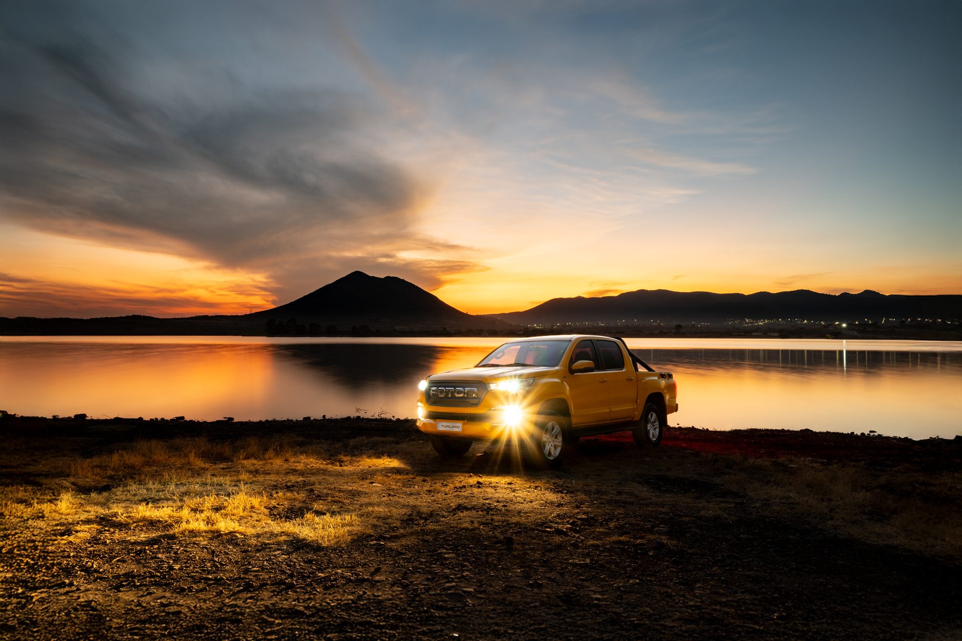 FOTON eTUNLAND electric pickup driven on a road test