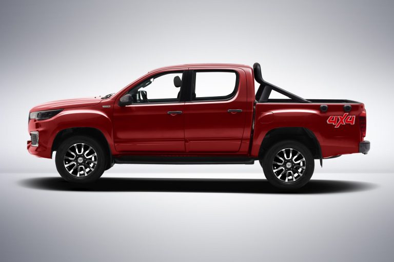 Red FOTON Tunland G7 double-cab 4x4 pickup, side view