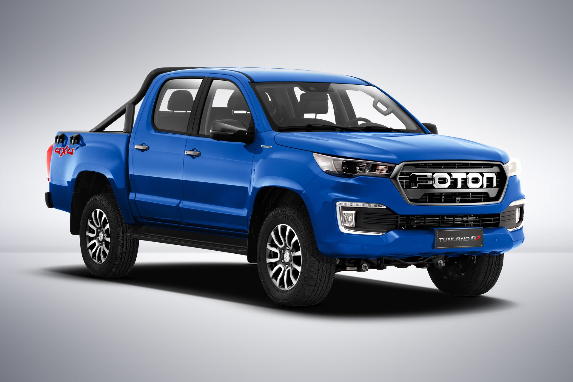 Blue FOTON Tunland G7 4x4 double-cab pickup, three-quarter front view