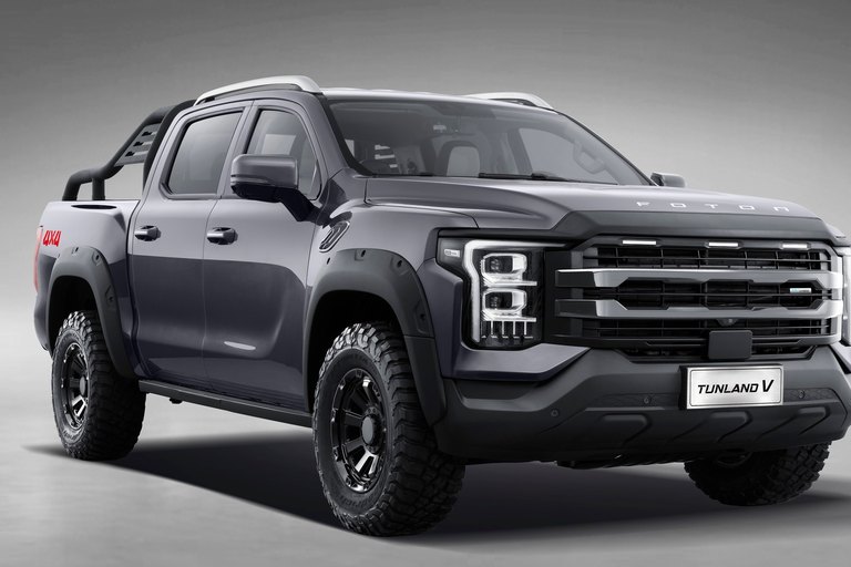 FOTON Tunland V7 double-cab pickup, black, three-quarter front view